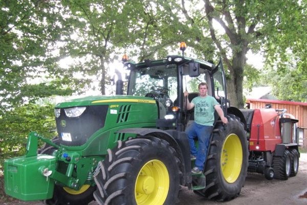 Für Sie bereit: Mark mit seinem John Deere 6210R.