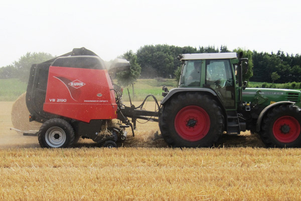 Rundballenpresse Kuhn VB2190 OptiCat im Einsatz: Die variable Presskammer ermöglicht Ballengrößen von 80 cm - 180 cm für Silo, Heu und Stroh.