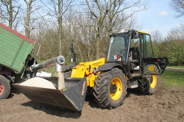 Teleskoplader JCB 526-56 Agri - Unser Kerl für alles: Kompakt und kraftvoll bei niedrigem Gewicht. 2,6 t Hubkraft, Hubhöhe 5,60 m.