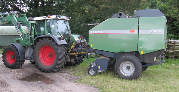 Futterernte mit Kuhn Rundballenpresse